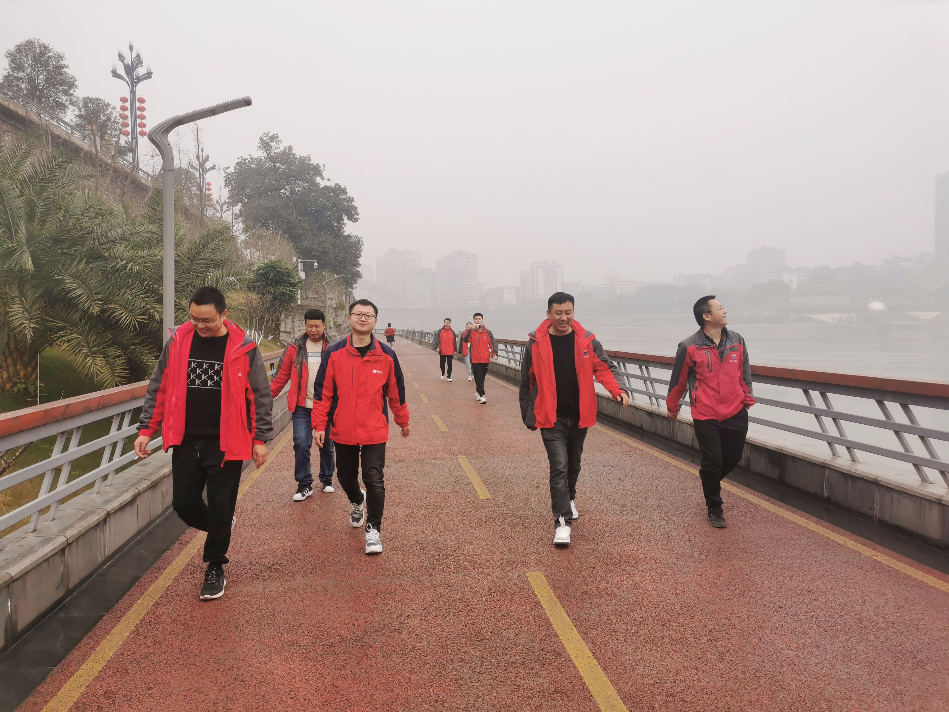 徒步思想，让心更宽广——宜彝路试验室开展徒步活动